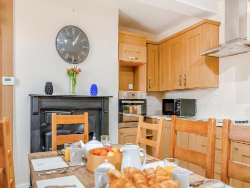 Kuchyň nebo kuchyňský kout v ubytování Monkroyd House