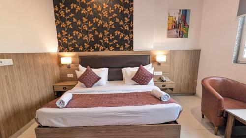 Un ou plusieurs lits dans un hébergement de l'établissement Hotel Salt N Rove Near Terminal 3 Delhi Airport With Free Airport Pickup