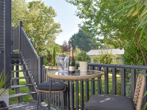 a patio with a table and chairs on a fence at The White House Retreat in Findon