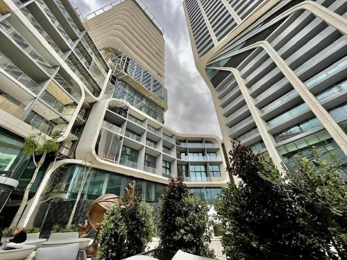 un grand bâtiment avec des arbres devant lui dans l'établissement Mercury Tower Apartments By Dahlia, à San Ġiljan