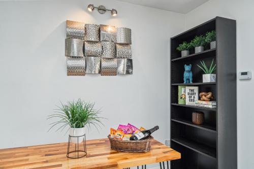 Gambar di galeri bagi Cosy hideaway with private patio di Worcester Park