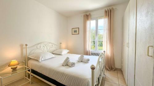 Ένα ή περισσότερα κρεβάτια σε δωμάτιο στο Superbe villa de plain-pied avec parking et jardin