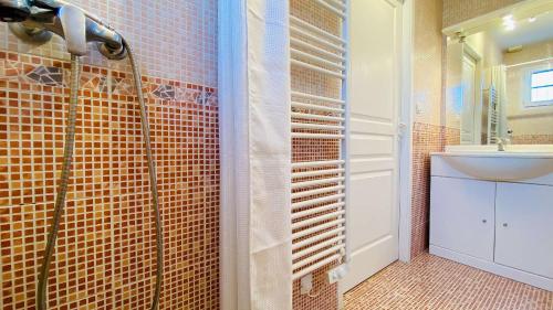 Ένα μπάνιο στο Superbe villa de plain-pied avec parking et jardin