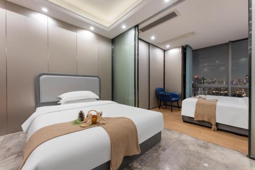 Postel nebo postele na pokoji v ubytování JunHome International Apartment-Beijing Rd A-mall