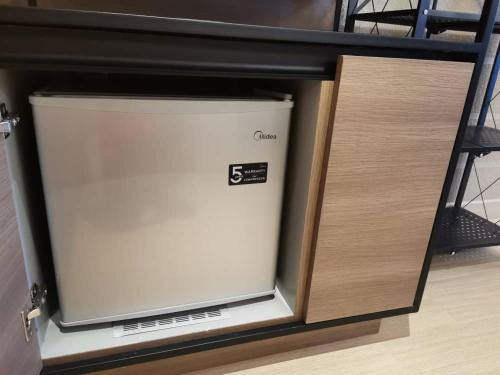 Un gran electrodoméstico blanco en un armario en una habitación. en Windmill Upon Hills Genting Highland by El Naura, en Genting Highlands