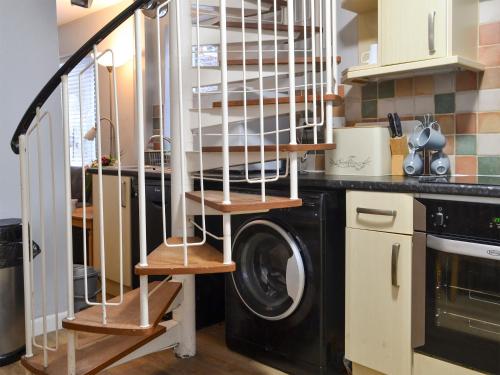 a laundry room with a washer and dryer at Fisherman's Cottage in Sheringham