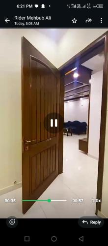 Кровать или кровати в номере Bhariya town Karachi