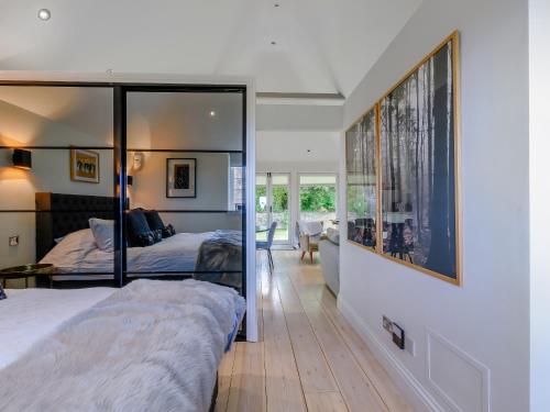 Ένα ή περισσότερα κρεβάτια σε δωμάτιο στο Fir Tree Apartment - Uk49993