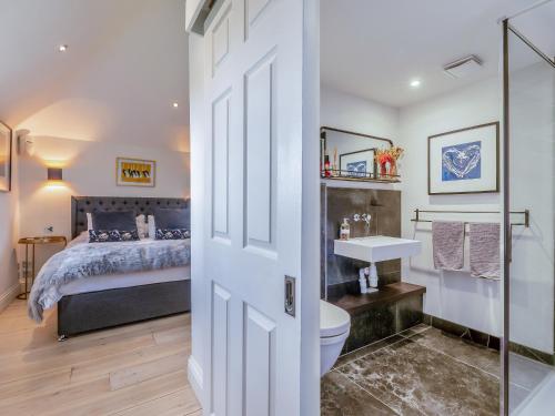 Ένα ή περισσότερα κρεβάτια σε δωμάτιο στο Fir Tree Apartment - Uk49993