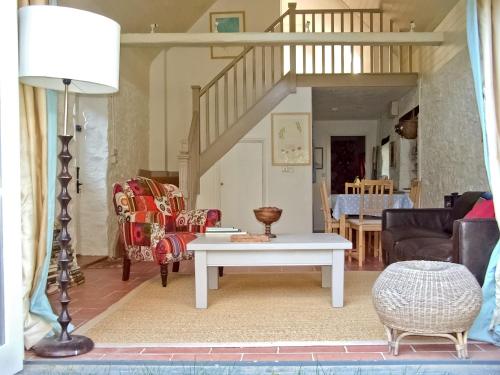 ein Wohnzimmer mit einem weißen Tisch und Stühlen in der Unterkunft Ragwood Cottage in Weare