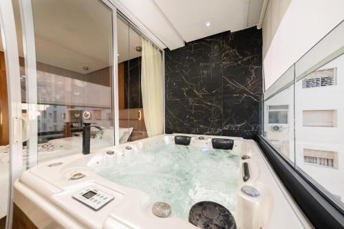 アガディールにあるLuxury Apartment with Jacuzziの浴室の真ん中にあるジャグジー浴槽