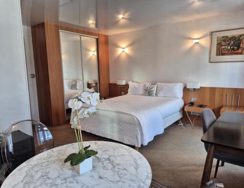 une chambre d'hôtel avec un lit et une table dans l'établissement HOTEL ALISON, à Paris