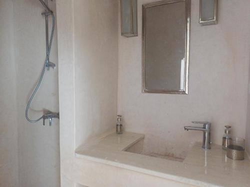 Un baño de Riad DabaKech