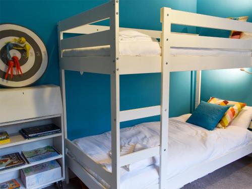 a bunk bed room with two bunk beds in a room at Woodville in Porthmadog