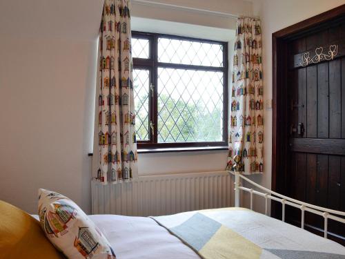 Una cama o camas en una habitación de Llys Cyngar