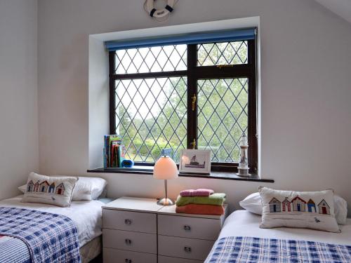 Una cama o camas en una habitación de Llys Cyngar
