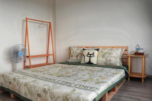 Gò CôngにあるWanWan Houseのベッドルーム1室(枕2つ、ファン付)