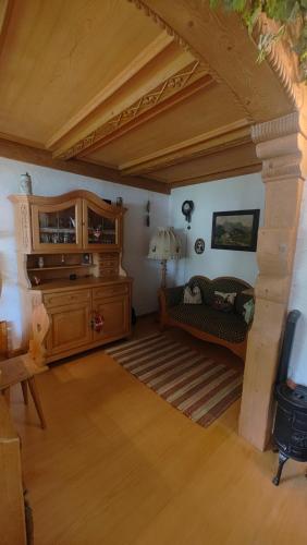 a living room with a couch and a wooden ceiling at Ferienwohnung Vroni - Hochzoll Süd in Augsburg