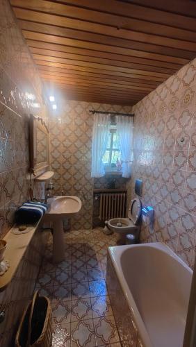 a bathroom with a tub and a sink and a toilet at Ferienwohnung Vroni - Hochzoll Süd in Augsburg
