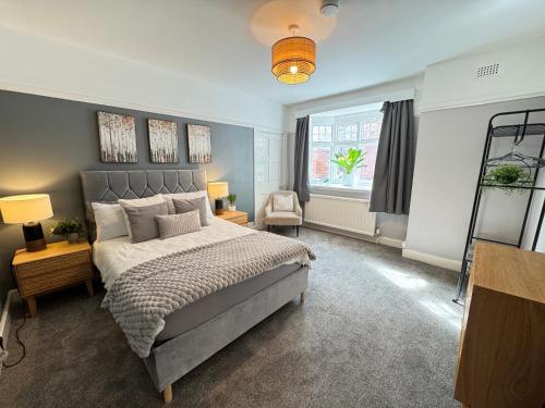 Ein Bett oder Betten in einem Zimmer der Unterkunft Very Large Central Property