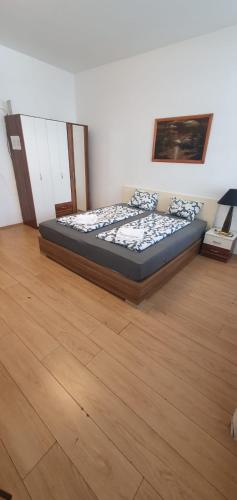 una cama en una habitación con suelo de madera en Loevly 1BR Apt in the Heart of Vienna, en Viena