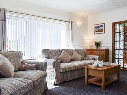 a living room with two couches and a coffee table at Ballyholme in Skelton