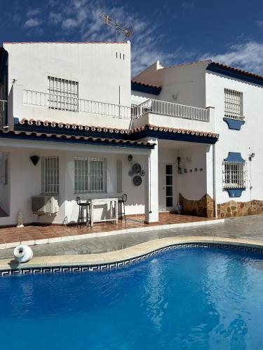 MALAGA,VILLA FAMARA,10 personas,CERCA DE LA PLAYA CON PISCINA,7 CAMAS,CAFE DE CORTESIA GRATIS