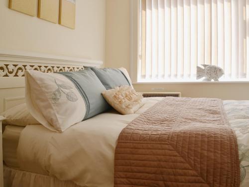 En eller flere senge i et værelse på Sea Haven