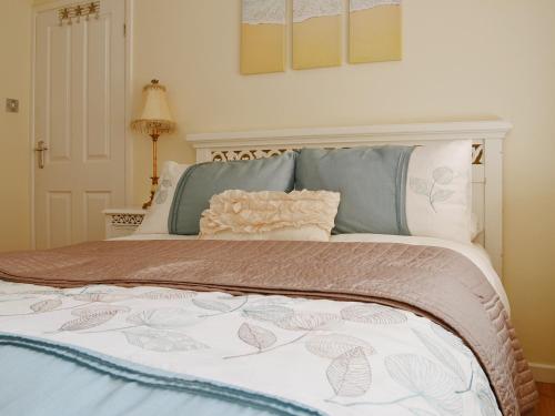 En eller flere senge i et værelse på Sea Haven