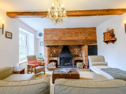 Posezení v ubytování 5 Bed in Nr Aylsham KT090