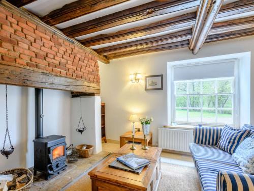 Posezení v ubytování 5 Bed in Nr Aylsham KT090