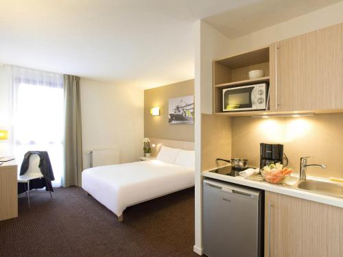 Kuchyň nebo kuchyňský kout v ubytování Aparthotel Adagio Access Le Havre Les Docks