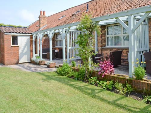 an extension to a house with a conservatory at Apple Tree Cottage - E1800 in Scalby
