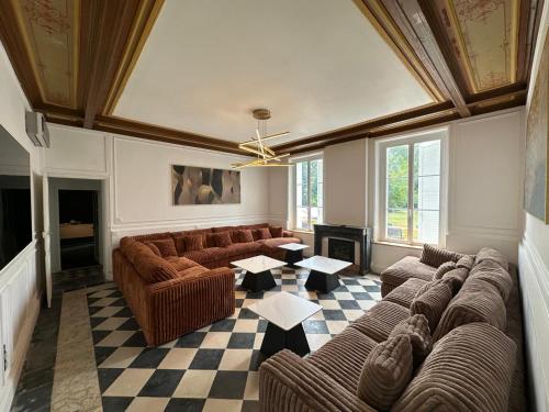 Domaine de Chatillon : غرفة معيشة كبيرة مع أرائك ومدفأة
