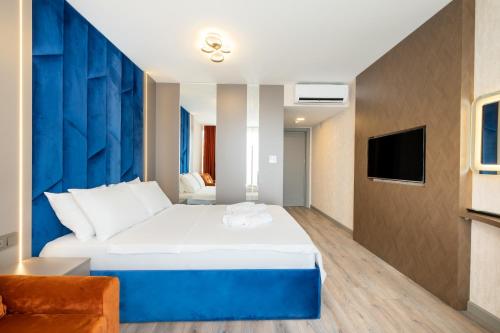 Una cama o camas en una habitación de The Port Güzelyalı