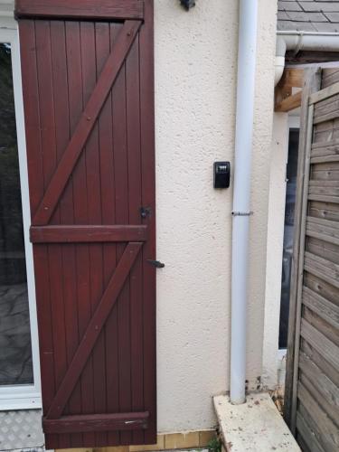 a wooden door on a house at Le gîte de l'Ecureuil - 4 personnes in Donges