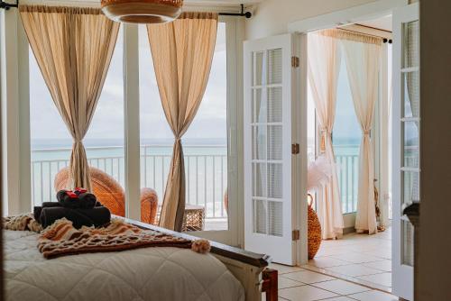 Ένα ή περισσότερα κρεβάτια σε δωμάτιο στο Relax and Retreat at BellaView603 - Comfortable Oceanfront Condo