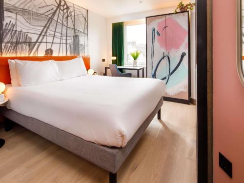 Ein Bett oder Betten in einem Zimmer der Unterkunft ibis Styles Edinburgh St Andrew Square