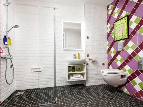 Ein Badezimmer in der Unterkunft ibis Styles Edinburgh St Andrew Square