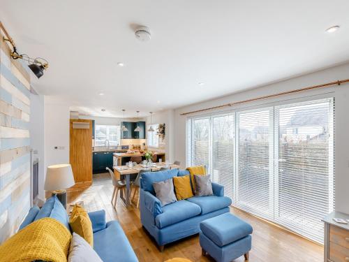 イフラクームにあるOlive Tree Houseの青いソファとテーブルのあるリビングルーム