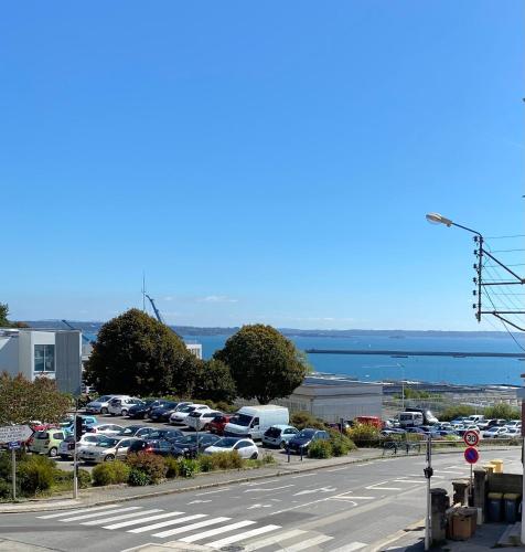 un parking avec beaucoup de voitures garées dans l'établissement Charmant T3 Vue Mer & Confort en Plein Centre, à Brest