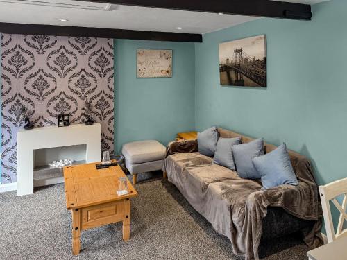 a living room with a couch and a table at Just Jane's Hangout in Miningsby