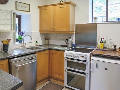 Кухня или мини-кухня в The Farmhouse At Halllin Bank - Uk49040
