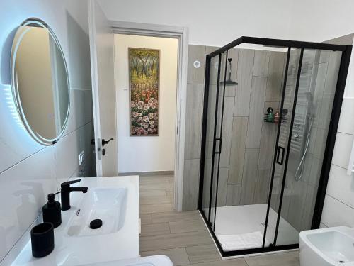 a bathroom with a shower and a sink at Garda Art&City - near Sigurtà and Borghetto in Valeggio sul Mincio