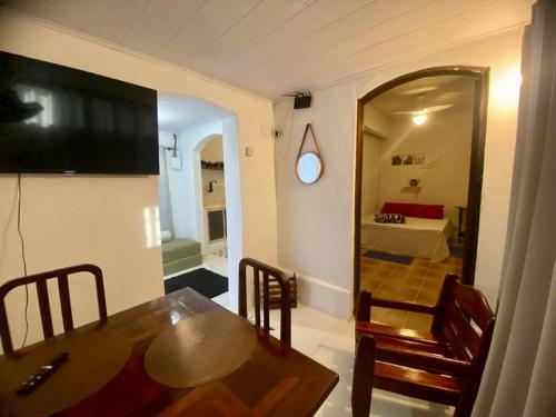 a dining room with a table and a mirror at Térreo Praia Grande in Arraial do Cabo