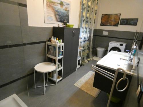 a bathroom with a sink and a counter and a toilet at Ampi spazi, a piedi in centro. in Treviso