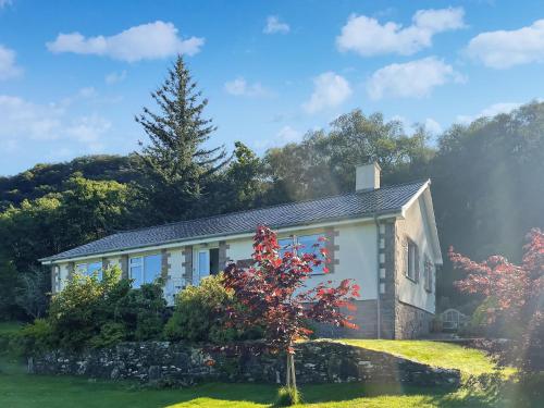 a house with a tree in front of it at Tigh-Na-Creige in Feorlean