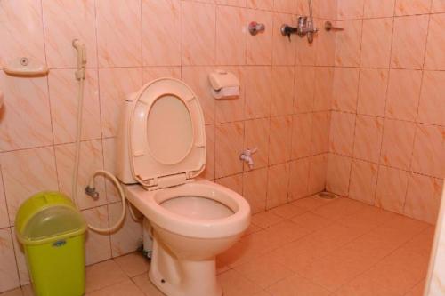 a bathroom with a toilet and a green trash can at Little heaven guest in Ella