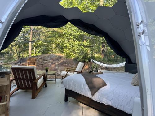 Postel nebo postele na pokoji v ubytování Rare Mirrored Glamping Dome