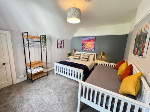 Ein Bett oder Betten in einem Zimmer der Unterkunft Very Large Central Property